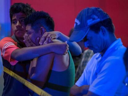 Familiares de las víctimas aguardan al exterior del local en Coatzacoalcos. En vídeo, la masacre deja al menos 28 muertos.