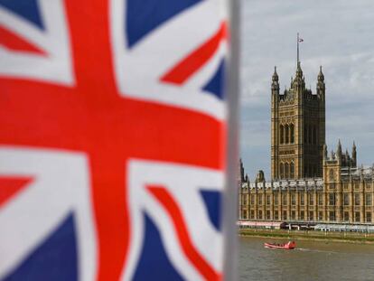 Vista del palacio de Westminster tras una bandera del Reino Unido. En vídeo, el anuncio de Johnson, este miércoles.