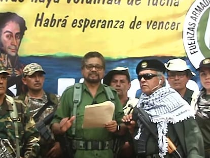 Iván Márquez (centro) lee un manifiesto acompañado de Jesús Santrich. En vídeo, un resumen de las declaraciones del exjefe negociador de las FARC.