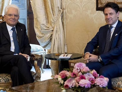 En foto, el presidente de la República, Sergio Mattarella (izquierda), con Giuseppe Conte en el Palacio del Quirinal. En vídeo, momento en el que Conte ha anunciado su mandato a la prensa.