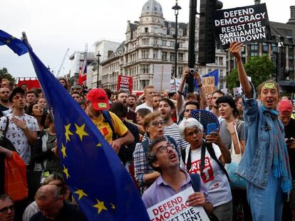 Opositores al Brexit frente al Parlamento británico el miércoles. En vídeo, el anuncio de Johnson, este miércoles.