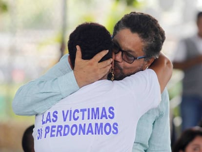 En foto, Iván Márquez abraza a una víctima de las FARC durante un evento de 2016 tras los acuerdos de paz. En vídeo, Iván Márquez anuncia que retoma las armas.