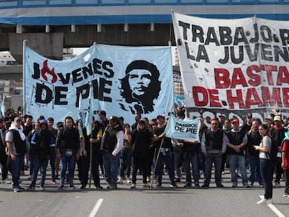 En foto, manifestación contra la política económica del Gobierno argentino, el miércoles 28 de agosto en Buenos Aires. En vídeo, Mauricio Macri habla sobre la situación de la deuda.