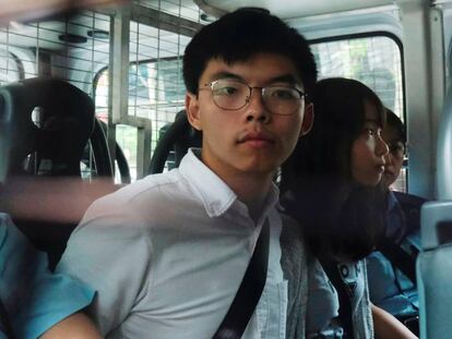 El líder estudiantil Joshua Wong, tras ser detenido, este viernes.