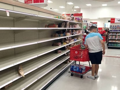 En foto, estantes casi vacíos en un supermercado de Kissimmee (Florida), este jueves. En vídeo, comunicado de Donald Trump antes de la llegada del huracán Dorian.