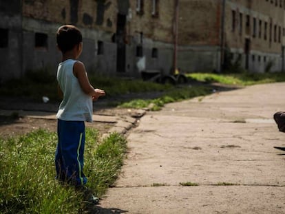 Un niño gitano observa a un ciclista, en un barrio marginado de Ostrava.