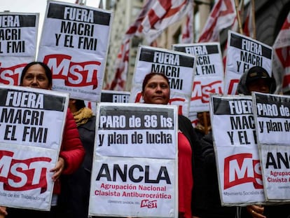Protestas con el presidente Macri y el FMI, este viernes. En vídeo, las protestas en Argentina arrancan a Macri un aumento del salario mínimo.