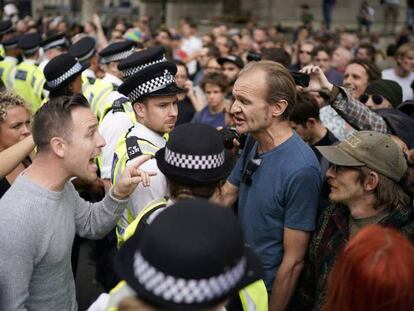 Partidarios y detractores del Brexit se enfrentan este sábado en Londres, separados por la policía. En vídeo, miles de personas salen a la calle en el Reino Unido contra el cierre del Parlamento británico