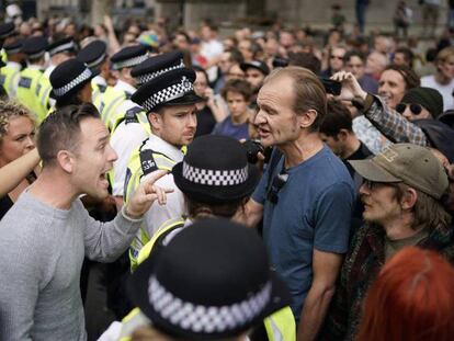 Partidarios y detractores del Brexit se enfrentan este sábado en Londres, separados por la policía. En vídeo, miles de personas salen a la calle en el Reino Unido contra el cierre del Parlamento británico