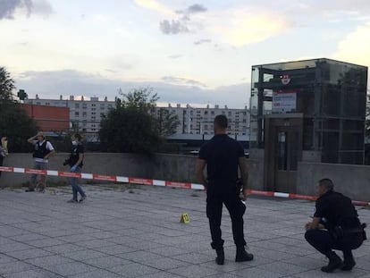 Agentes de policía en el lugar donde se produjo el ataque con cuchillo en Villeurbanne, Lyon. En vídeo, imágenes del suceso.