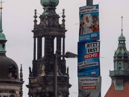 Imagen de Dresde, en el Este de Alemania, junto a carteles electorales de la extrema derecha, Alternativa por Alemania (AfD). En vídeo, sus colíderes Alice Weidel y Joerg Meuthen.