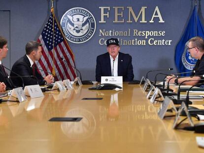 El presidente de EE UU, Donald Trump, durante una reunión de emergencia para abordar la llegada del huracán Dorian el 1 de septiembre de 2019 en Washington. En vídeo, el huracán Dorian arrasa con todo a su paso por las Bahamas.