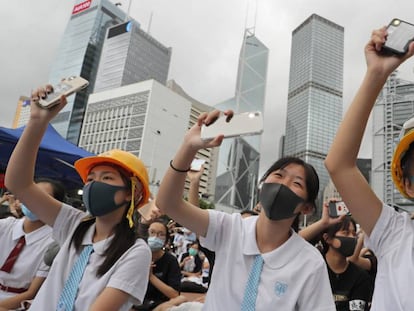 Estudiantes con uniforme, durante las protestas en Hong Kong este lunes. En video, la jefa del Gobierno de Hong Kong, Carrie Lam, reconoce que no tiene intenciones de dejar el cargo pese al "poco espacio" con el que cuenta para resolver la crisis en la región administrativa especial.