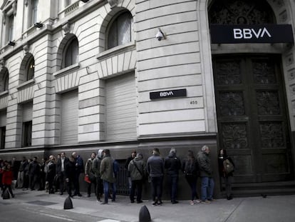 Fila frente a una sucursal del BBVA en Argentina, este lunes antes de la apertura. En vídeo, varias entrevistas con clientes de los bancos.