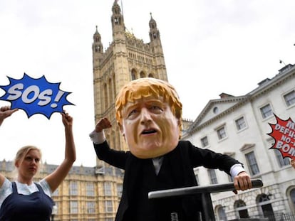Protesta en el Parlamento británico contra un Brexit sin acuerdo, este miércoles en Londres. En vídeo, momento en el que el diputado deserta y deja a Johnson sin mayoría parlamentaria.