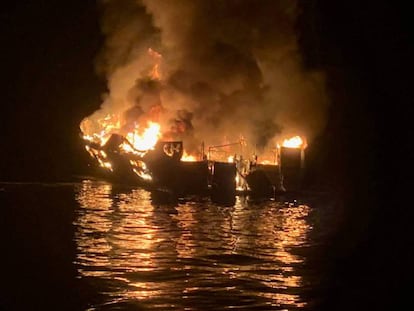 El 'Conception', ardiendo en la madrugada del lunes, en una imagen de los bomberos de Santa Bárbara, California. En vídeo, las imágenes del barco ardiendo y la llamada de emergencia a los guardacostas.