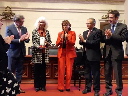 La ministra de Justicia de España (d) junto a las hijas de la pintora Roser Bru, Tessa y Agna. En vídeo, declaraciones de Dolores Delgado.