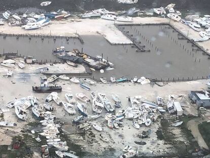 En vídeo, barcos arrasados, en un puerto deportivo en Bahamas.