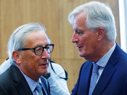 El presidente de la Comisión Europea, Jean-Claude Juncker, junto al negociador de la UE, Michel Barnier. En vídeo, declaraciones de Mina Andreeva, portavoz de la Comisión.