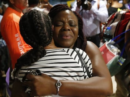 Jasmine Farrinton abraza a Roshane Eyma tras ser rescatada en las Islas Ábaco, en la Bahamas. En vídeo, las desastrosas consecuencias de Dorian.