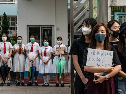 Protesta de estudiantes de una escuela de secundaría de Hong Kong. En vídeo, Carrie Lam anuncia la retirada del proyecto de extradición.