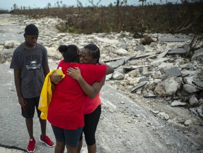 Dos mujeres muestran su tristeza tras el paso del huracán Dorian en la isla de Gran Bahama.