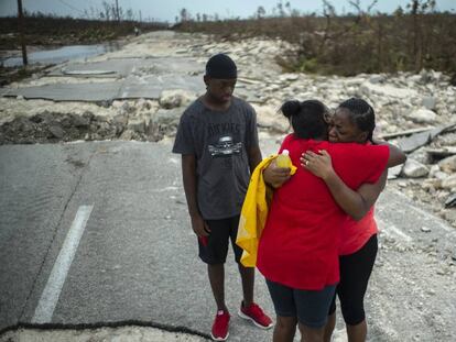 Dos mujeres muestran su tristeza tras el paso del huracán Dorian en la isla de Gran Bahama.