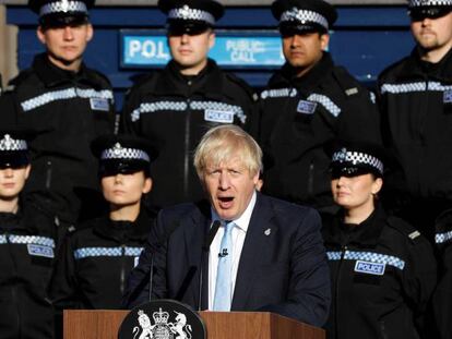 El primer ministro del Reino Unido, Boris Johnson, este jueves en la academia de policía de West Yorkshire. En vídeo, Corbyn dice que está preparado para unas elecciones.