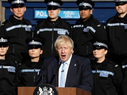 El primer ministro del Reino Unido, Boris Johnson, este jueves en la academia de policía de West Yorkshire. En vídeo, Corbyn dice que está preparado para unas elecciones.