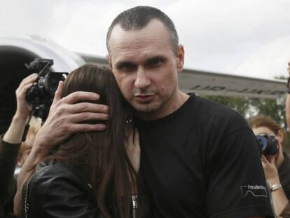 El cineasta Oleg Sentsov, con su hija, tras la llegada al aeropuerto ucranio de Boríspol. En vídeo, imágenes de los presos liberados tras aterrizar en Kiev.