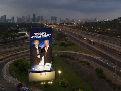 Un cartel de la campaña electoral de Benjamín Netanyahu, el domingo en Tel Aviv. En vídeo, las declaraciones del primer ministro.