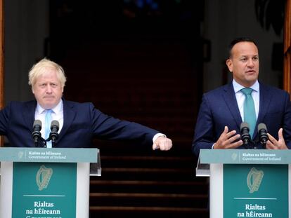 El primer ministro de Reino Unido, Boris Johnson (a la izquierda), con su homólogo de Irlanda, Leo Varadkar, este lunes.