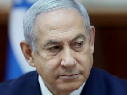 Benjamin Netanyahu durante la reunión semanal de gabinete en Jerusalén. En vídeo, el primer ministro Israelí promueve una ley para grabar en las mesas de votación.