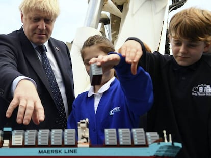 El primer ministro británico, Boris Johnson, participa en una actividad con alumnos, este jueves. En el vídero, Boris Johsnon, en un intervención en el Parlamento la semana pasada.