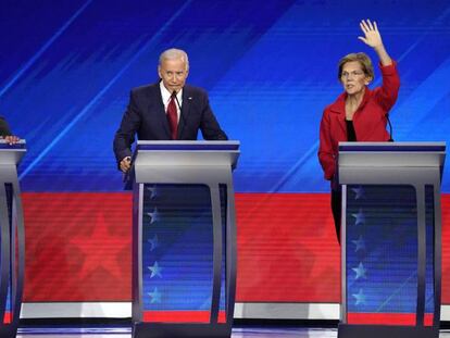 De izquierda a derecha, Bernie Sanders, Joe Biden y Elizabeth Warren, este jueves durante el debate en Houston. En vídeo, las opiniones de los candidatos sobre la sanidad pública.