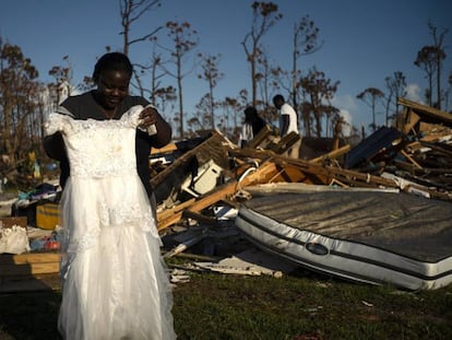 Una de las afectadas por el Dorian revisa, el 8 de septiembre, lo que queda de su casa destruida por el huracán en Bahamas. En vídeo, el testimonio de algunos de los afectados.