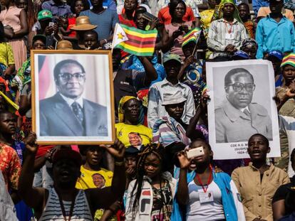 Decenas de zimbabuenses con fotos de Mugabe, este sábado durante una ceremonia en Harare. En vídeo, perfil de Mugabe.