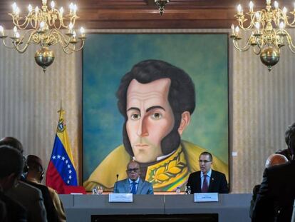 Jorge Rodríguez y Jorge Arreaza, ministro de Comunicación y canciller de Venezuela. En vídeo, las declaraciones de Rodríguez y Juan Guaidó sobre el acuerdo.