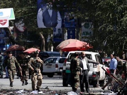 Miembros de las fuerzas de seguridad afganas en el lugar del ataque de este martes en Kabul.