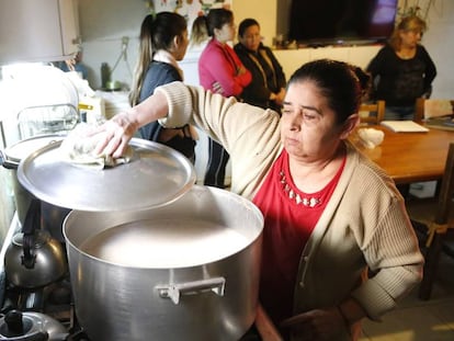 Cocina del merendero 'Los días más felices' de barrio Rivadavia, en Buenos Aires. En vídeo, declaraciones de varios activista sociales.