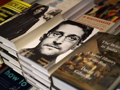 Edward Snowden, retratado en la portada de su libro.