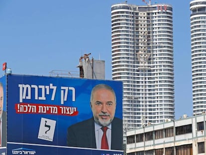 Cartel electoral de Avigdor Lieberman en las calles de Tel Aviv. En vídeo, Juan Carlos Sanz analiza las claves del resultado electoral.