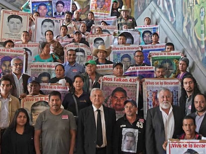 El presidente mexicano, Andrés Manuel López Obrador, recibe a los padres de los estudiantes desaparecidos de Ayotzinapa.