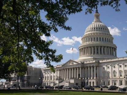 Vista del exterior del Capitolio, este martes. En vídeo, los demócratas han decidido abrir un proceso de 'impeachment' contra Donald Trump