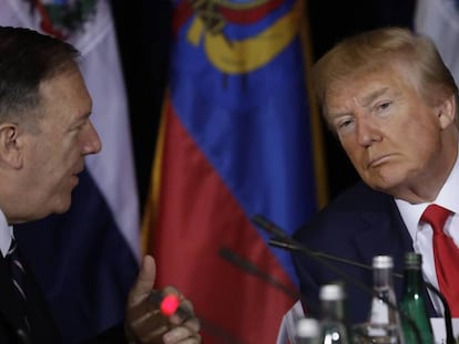 El presidente de EE UU, Donald Trump, habla con el secretario de Estado, Mike Pompeo, este miércoles en Nueva York. En vídeo, Trump hablando sobre las reacciones a la transcripción.