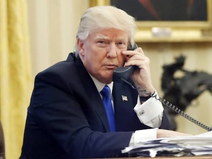 Trump, el 28 de enero, hablando por teléfono con el primer ministro australiano Malcolm Turnbull.