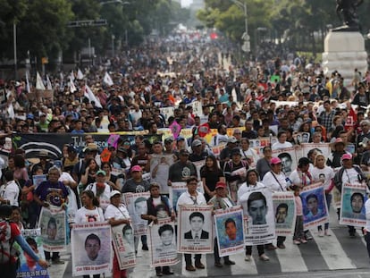 La marcha por los 43 estudiantes de Ayotzinapa, en Ciudad de México.