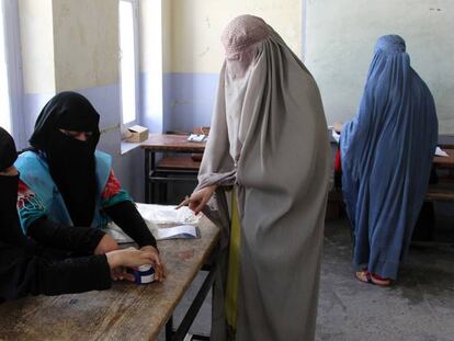 Mujeres afganas votan en un centro electoral de Kandahar. En vídeo, abren los colegios electorales.