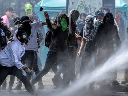 Choque entre estudiantes y fuerzas de seguridad en Bogotá.
