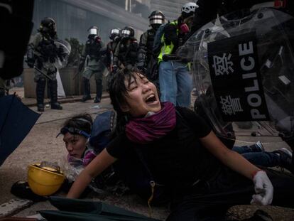 Una manifestante, durante su arresto, este domingo en Hong Kong. En vídeo, crónica de las protestas.
